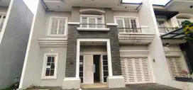 Rumah perlu renovasi view golf dan taman lokasi di modernland