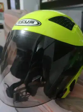 Helm Zeus sz L warna hijau stabilo