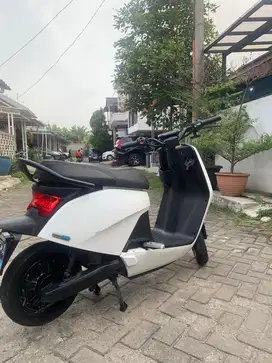Motor Listrik Niu Gova White lengkap