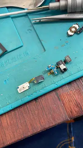 Ganti fleksibel tombol back dan lcd samsung j7 prime