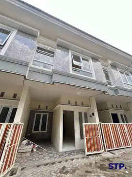 Sisa 1 unit, Rumah baru 2 lantai di Ploso Timur
