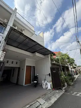 Dijual Rumah 3 lt di Tanjung Duren ada 3 + 1 kt 3 km semi furnished !!