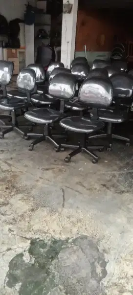Kursi kantor karyawan naik turn