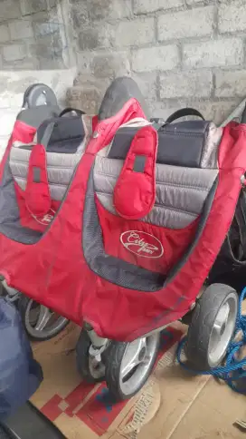 Dijual stroller dan tempat tidur bayi.