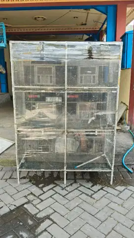 Sangkar koloni burung