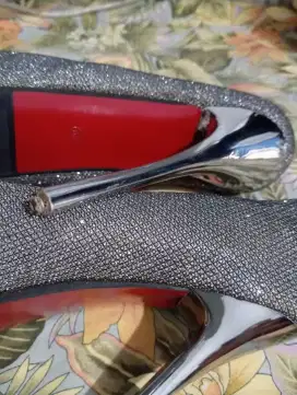 Sepatu pesta wanita