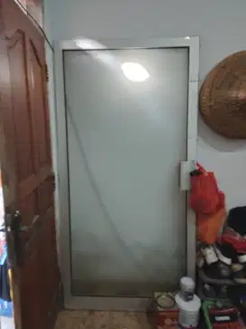 Kusen dan pintu kaca aluminium