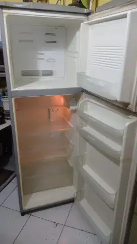 Kulkas/refrigerator/freezer 2 pintu merk sanyo