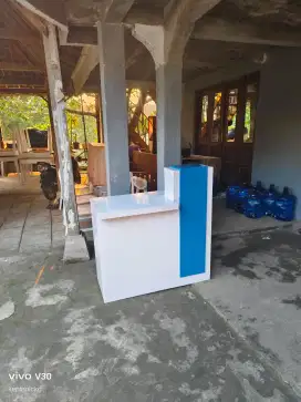 Meja kasir kecil