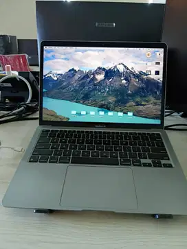 MacBook Air 2020 M1 - 8GB RAM / 256GB SSD – Mulus Seperti Baru, Pemaka