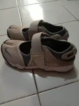 di jual sepatu nike ninja cewek Size 39, minus kardus