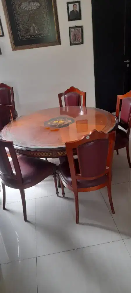 Meja makan bundar Davinci