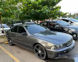 MOBIL SEDAN BMW TIPE 520I SECOND