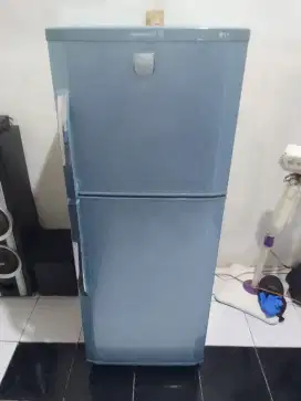 Kulkas 2 pintu merk LG di jamin ori