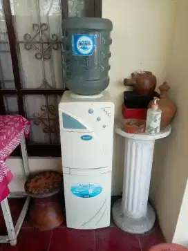 Dispenser Akari dingin kulkas dan panas + galon aqua
