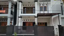 Rumah cantik 2 lantai di tebet barat lokasi strategis