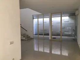 disewakan cepat rumah baru renovasi pakuwon indah