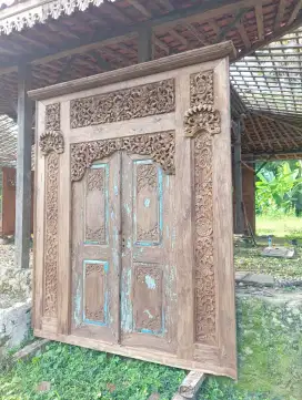 Pintu oker beng beng kayu kuno