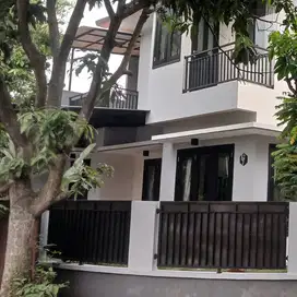 Rumah Cantik Hook di Kencana Loka Full Furnish SHM