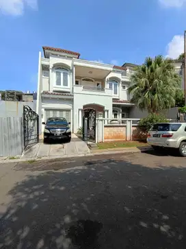 Rumah Bukit Gading Mediterania Kelapa Gading jarang ada depan taman
