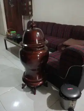 Guci mewah bahan kayu bermotif