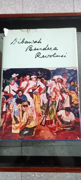 BUKU DIBAWAH BENDERA REVOLUSI