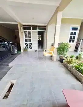 Rumah rapi siap huni nusaloka BSD taman luas depan belakang