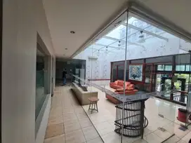GEDUNG PURI INDAH 3 LANTAI ADA PARKIR SEMI BASEMENT AREA KOMERSIL