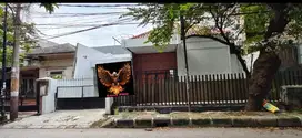 DI SEWA RUMAH LUAS 13 X 20M²DI JALAN RAYA KAVLING POLRI