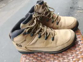 Jual sepatu gunung feretrap originalnsize 38,5 bisa byar cod d tempat