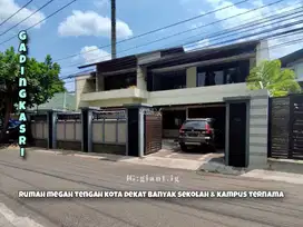 Rumah Megah Strategis di Gading Kasri Klojen Malang
