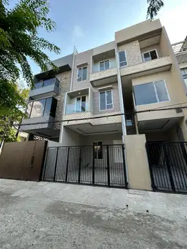 Dijual Rumah Baru 3,5 Lantai di Taman Ratu – Desain Modern, Strategis