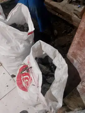Puing gratis bekas bongkaran lantai