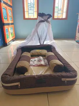 Tempat tidur bayi