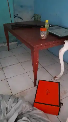 Meja makan classic