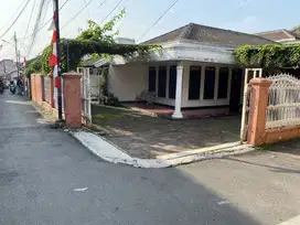 Rumah lama terawat, murah di lokasi bagus