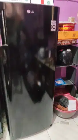 Rizeer kulkas merek LG