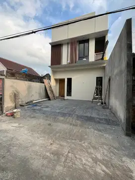 RUMAH MEWAH KONTEMPORER 2 LANTAI FULL FURNIS STRATEGIS DI WEDOMARTANI