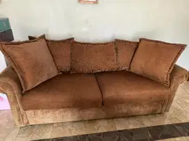 Sofa coklat dengan bantal