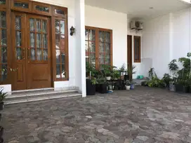 Rumah Asri Lux Murah Sekali Strategis Pusat Kota di Jalan Riau Bandung