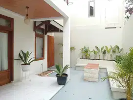 Dijual Rumah Tiga Lantai Lengkap Furnishing di Villa Istana Bunga KBB