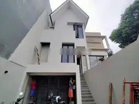 TURUN HARGA TOWNHOUSE BRAND NEW DI KUNINGAN JAKARTA SELATAN