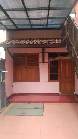 Belakang Bank BCA Ahmad Yani, Kontrakan Rumah Petak No 1.