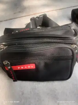 Tas pinggang merek prada warna hitam