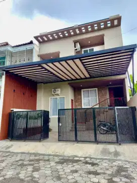 Rumah 2 Lantai Dekat Hardjolukito Dijual Murah