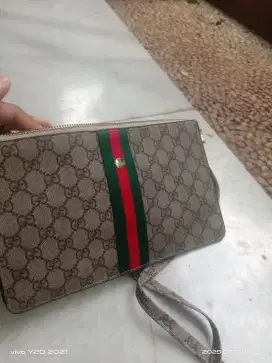 Tas merek Gucci warna coklat ,