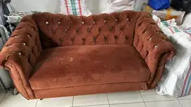 sofa 2 dudukan (2-seater) dengan desain chesterfield modern