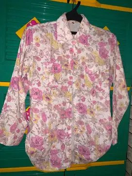 Kemeja motif bunga