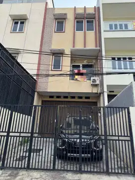 Disewakan Cepat Ruko 3 Lantai Siap Usaha Jalan Ratu Teratai,Taman Ratu