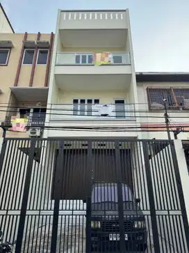 Disewakan Ruko Baru 3 Lantai Siap Usaha Jalan Ratu Teratai, Taman Ratu